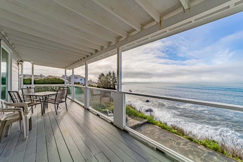 Gorgeous oceanfront estate with amazing views & hot tub - steps to quiet beach