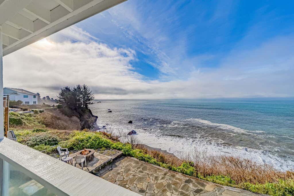 Gorgeous oceanfront estate with amazing views & hot tub - steps to quiet beach