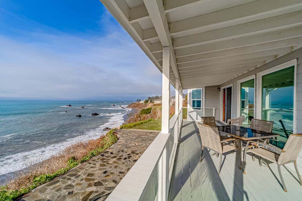 Gorgeous oceanfront estate with amazing views & hot tub - steps to quiet beach