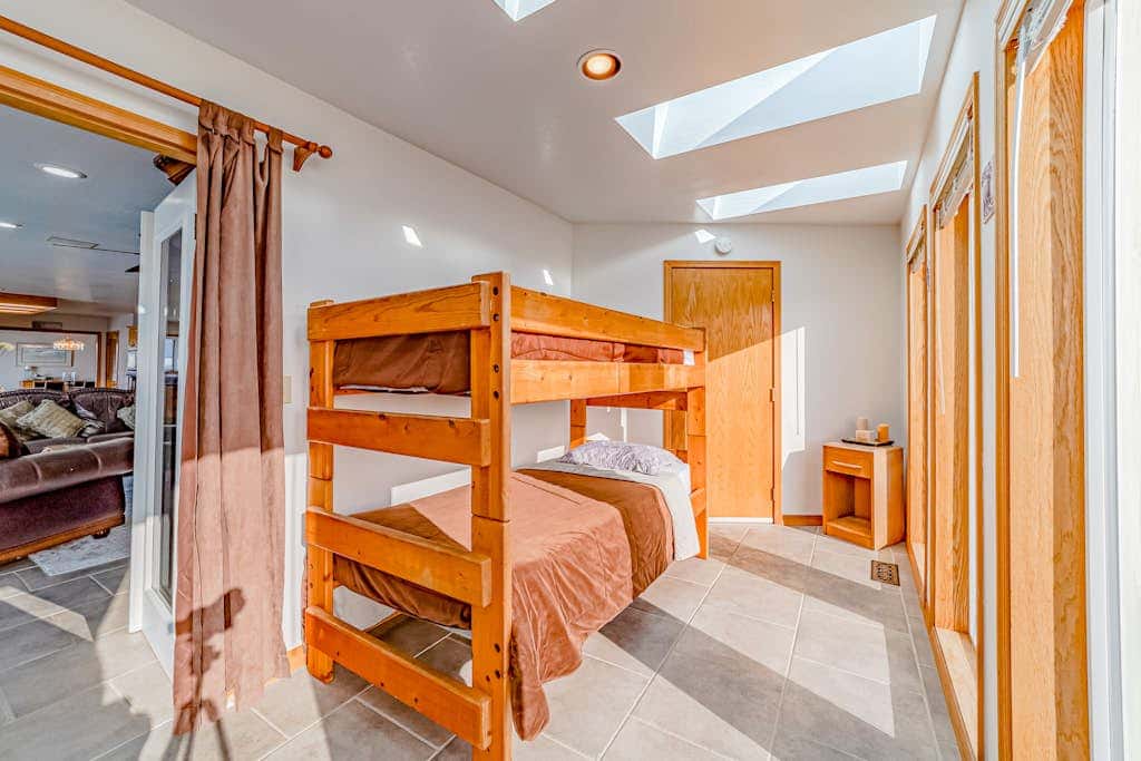 Gorgeous oceanfront estate with amazing views & hot tub - steps to quiet beach
