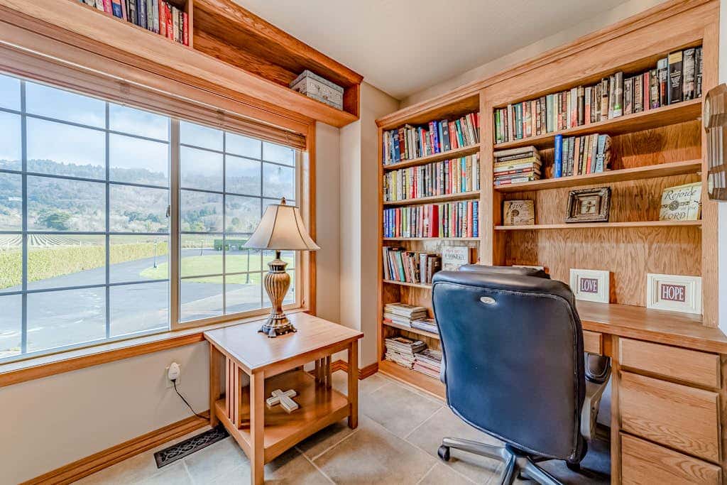 Gorgeous oceanfront estate with amazing views & hot tub - steps to quiet beach