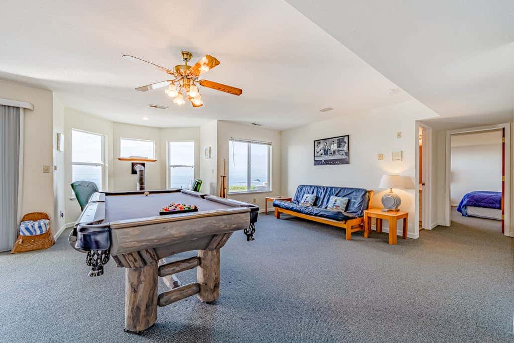 Gorgeous oceanfront estate with amazing views & hot tub - steps to quiet beach