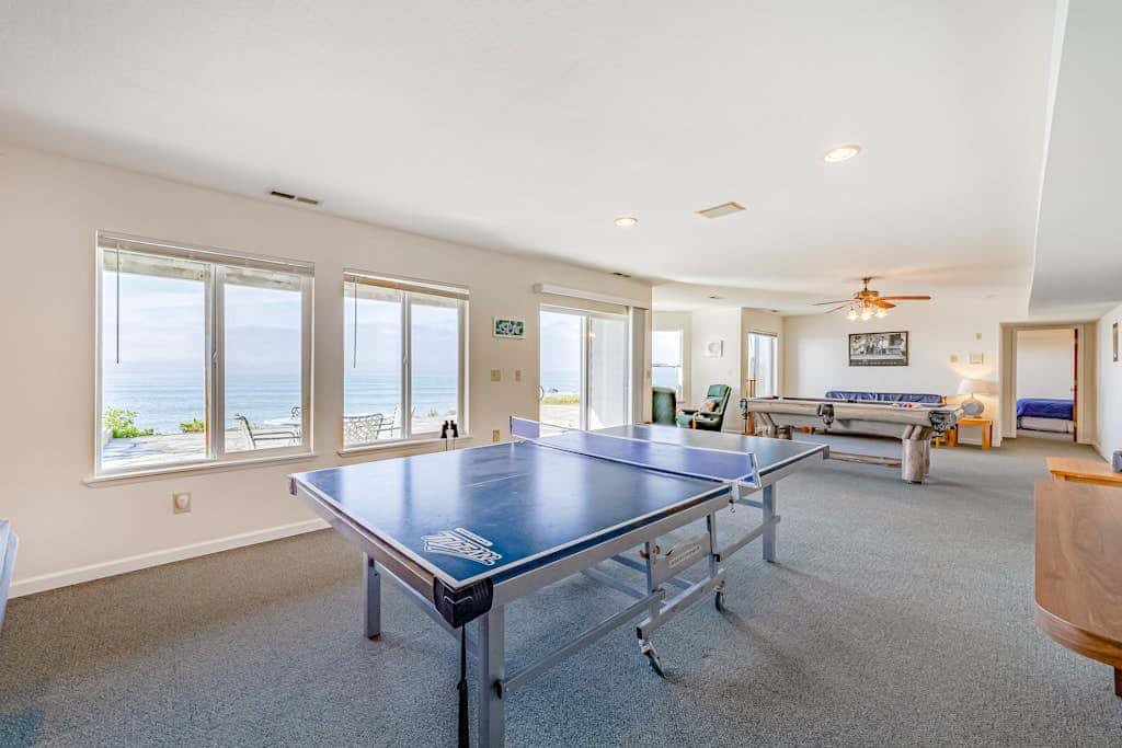 Gorgeous oceanfront estate with amazing views & hot tub - steps to quiet beach