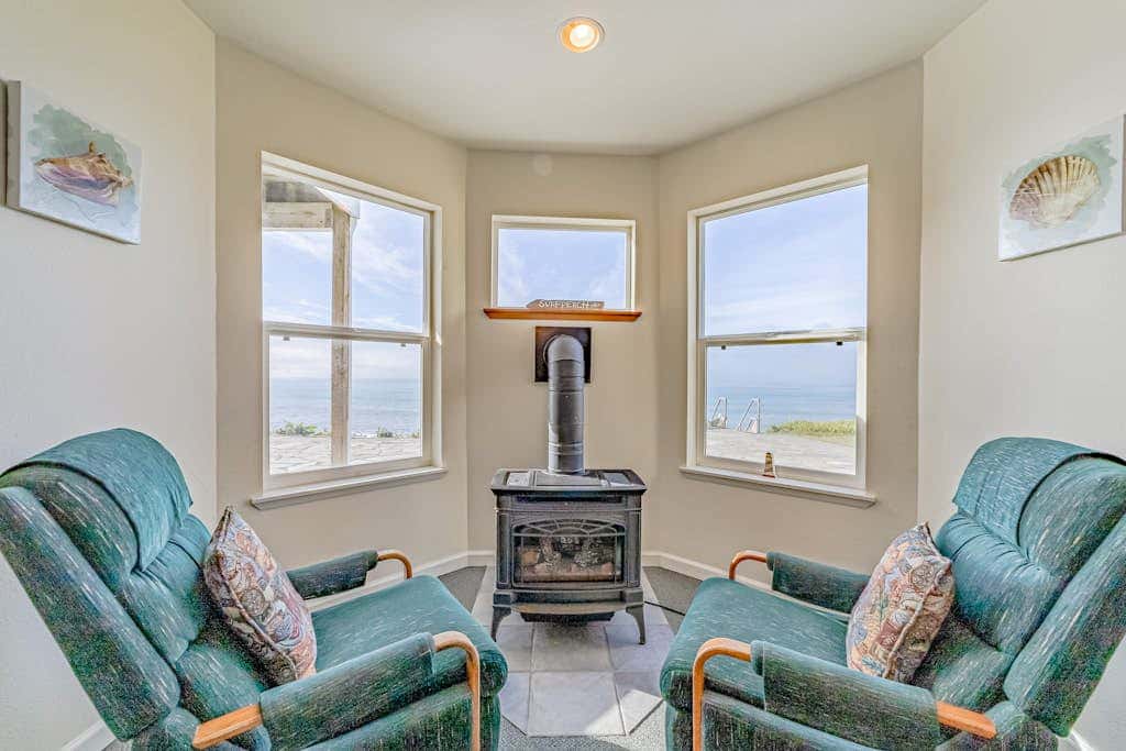 Gorgeous oceanfront estate with amazing views & hot tub - steps to quiet beach
