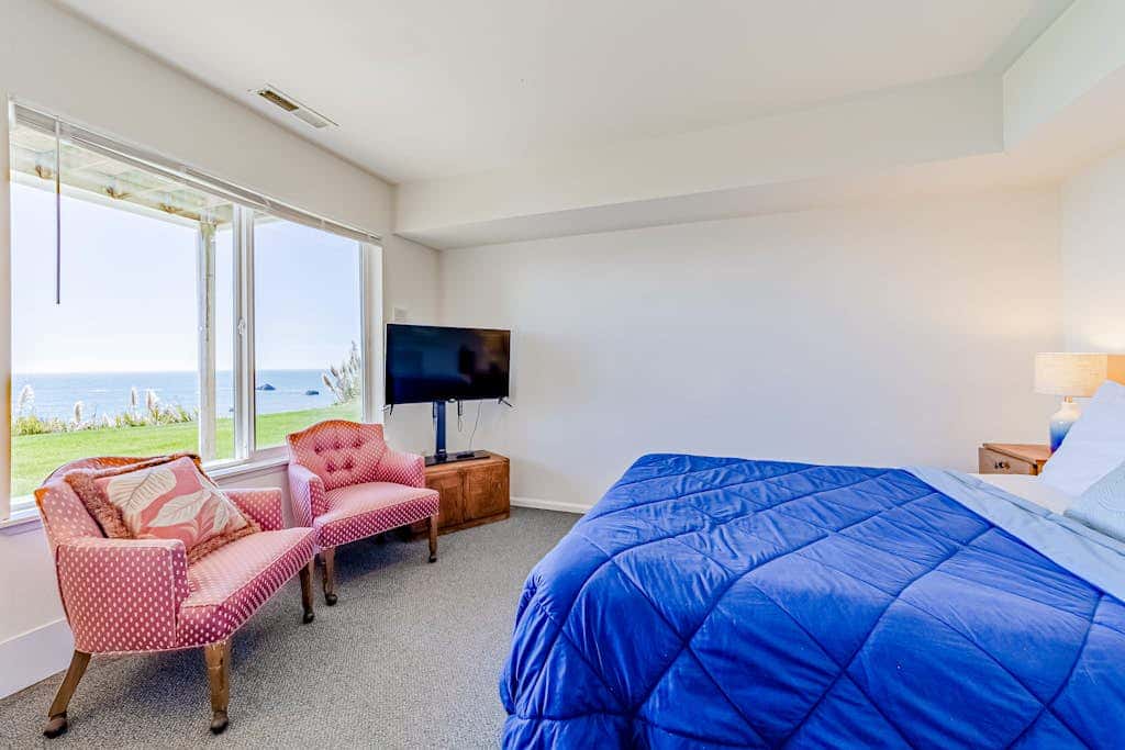 Gorgeous oceanfront estate with amazing views & hot tub - steps to quiet beach