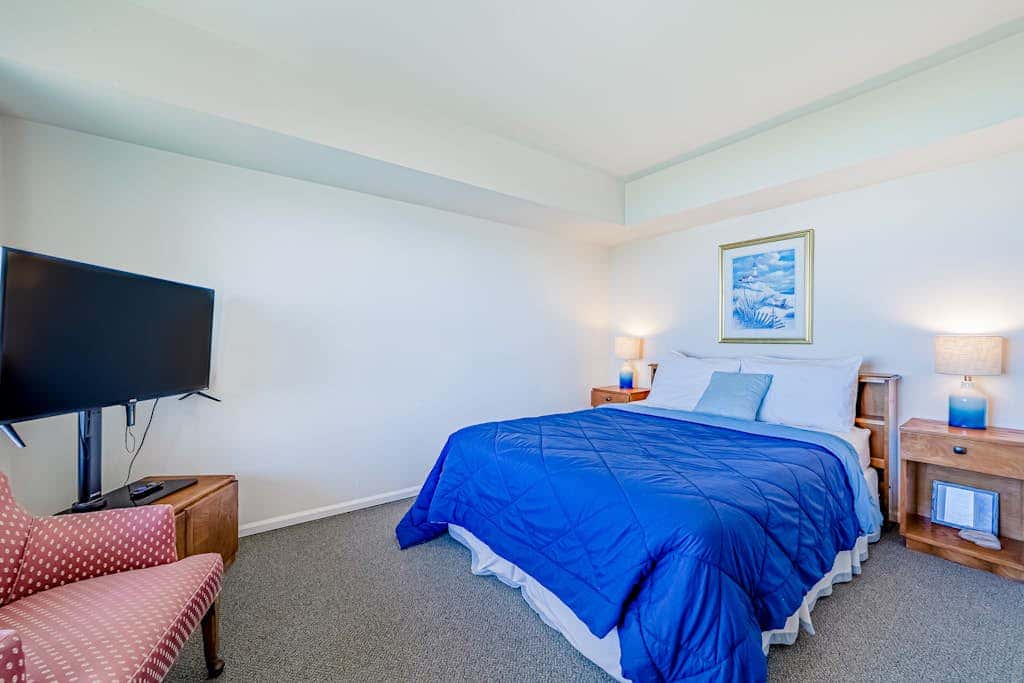 Gorgeous oceanfront estate with amazing views & hot tub - steps to quiet beach