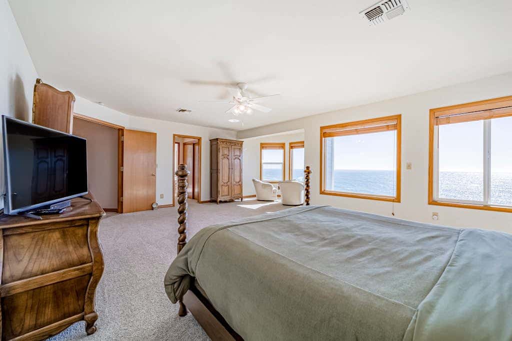 Gorgeous oceanfront estate with amazing views & hot tub - steps to quiet beach