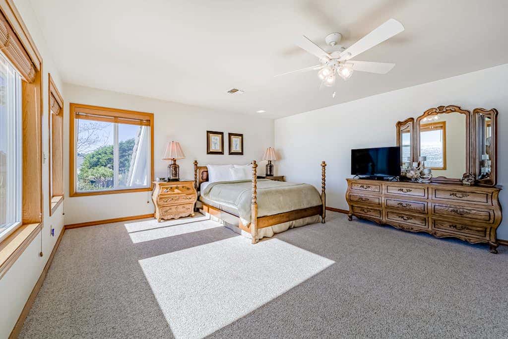 Gorgeous oceanfront estate with amazing views & hot tub - steps to quiet beach