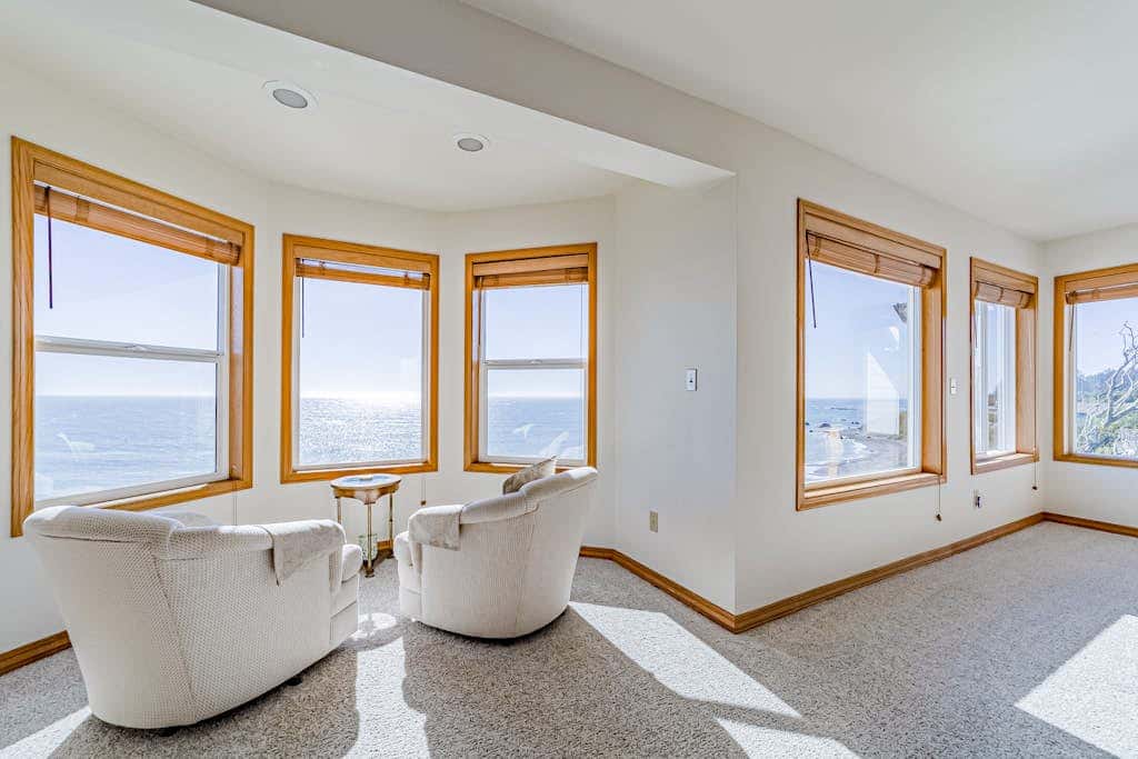 Gorgeous oceanfront estate with amazing views & hot tub - steps to quiet beach