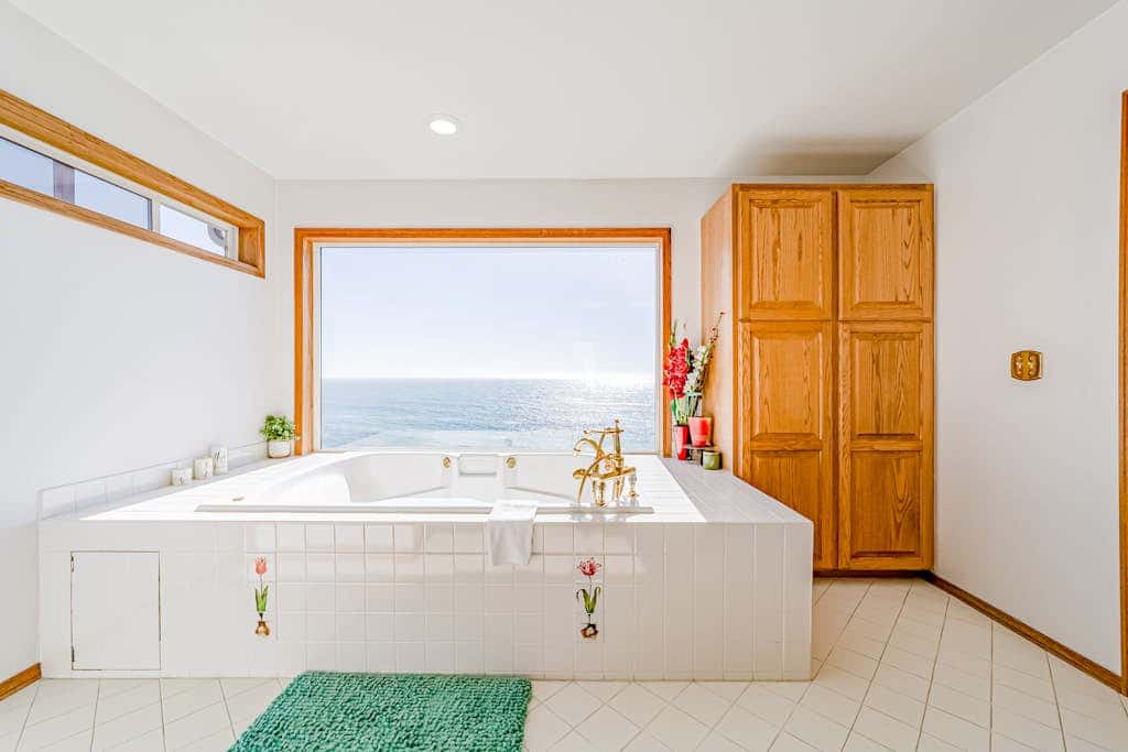 Gorgeous oceanfront estate with amazing views & hot tub - steps to quiet beach