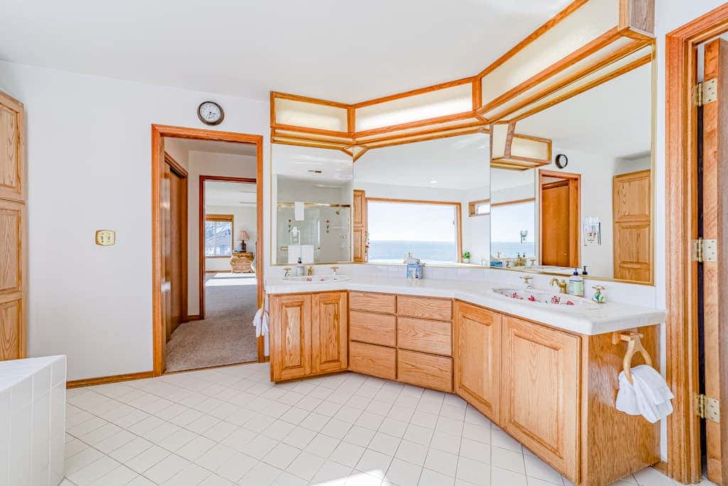 Gorgeous oceanfront estate with amazing views & hot tub - steps to quiet beach