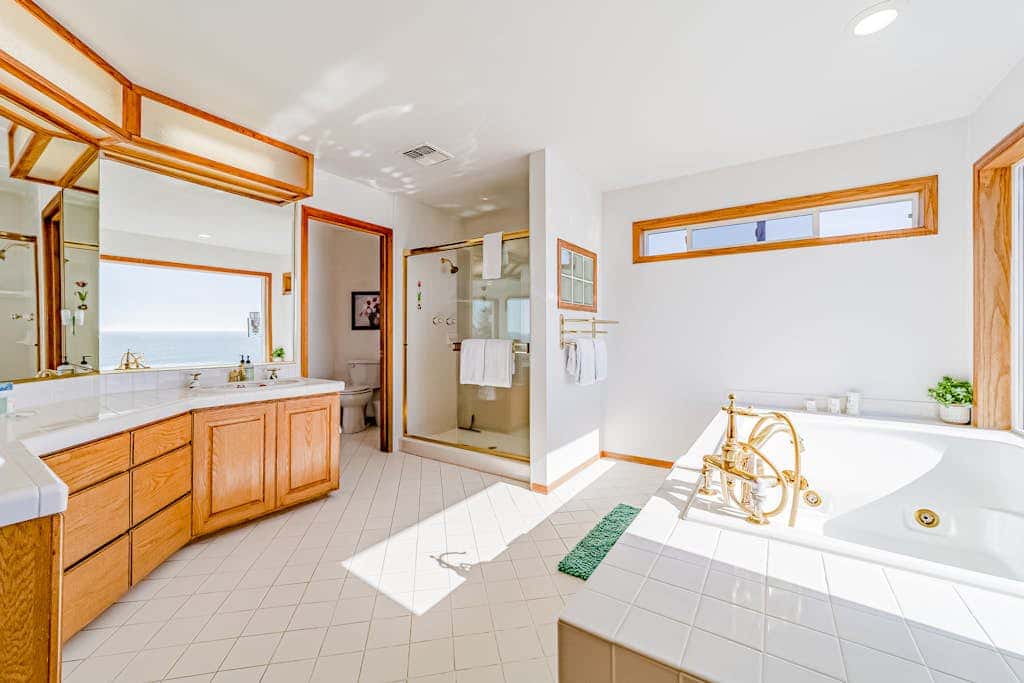 Gorgeous oceanfront estate with amazing views & hot tub - steps to quiet beach