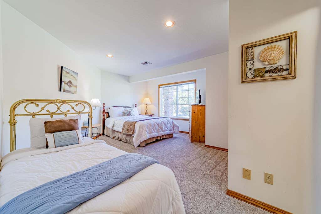 Gorgeous oceanfront estate with amazing views & hot tub - steps to quiet beach