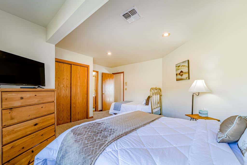 Gorgeous oceanfront estate with amazing views & hot tub - steps to quiet beach