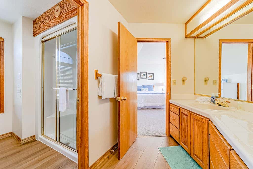 Gorgeous oceanfront estate with amazing views & hot tub - steps to quiet beach