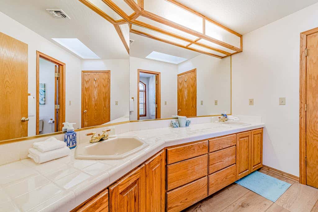 Gorgeous oceanfront estate with amazing views & hot tub - steps to quiet beach