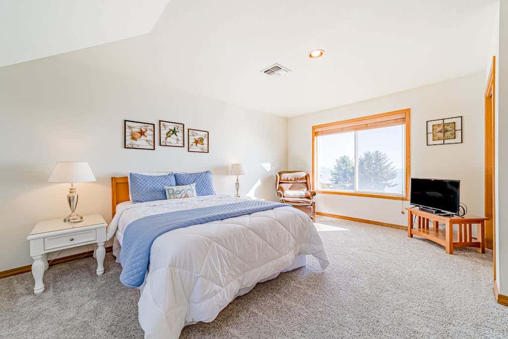Gorgeous oceanfront estate with amazing views & hot tub - steps to quiet beach