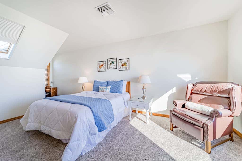 Gorgeous oceanfront estate with amazing views & hot tub - steps to quiet beach