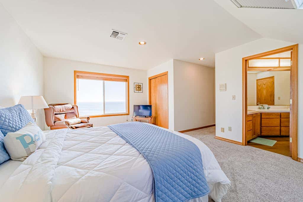 Gorgeous oceanfront estate with amazing views & hot tub - steps to quiet beach
