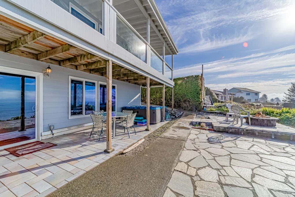 Gorgeous oceanfront estate with amazing views & hot tub - steps to quiet beach