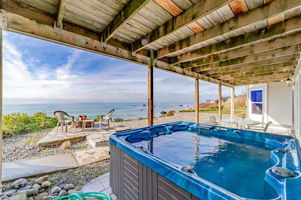 Gorgeous oceanfront estate with amazing views & hot tub - steps to quiet beach