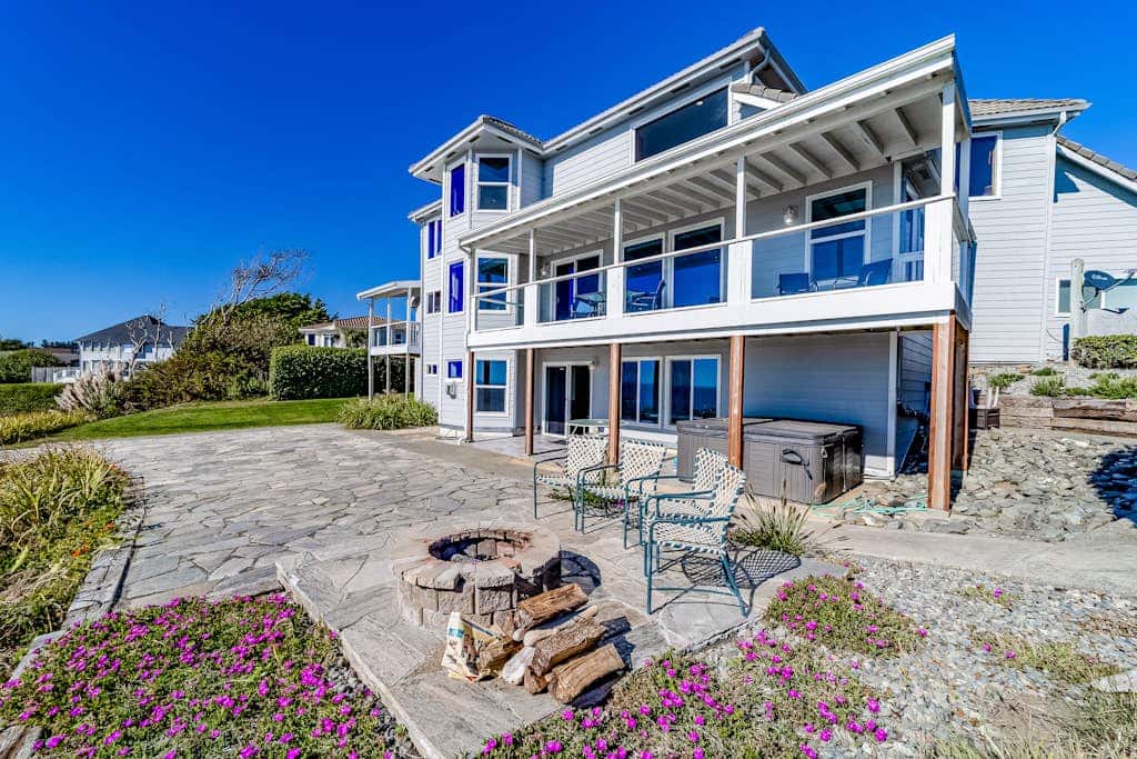 Gorgeous oceanfront estate with amazing views & hot tub - steps to quiet beach