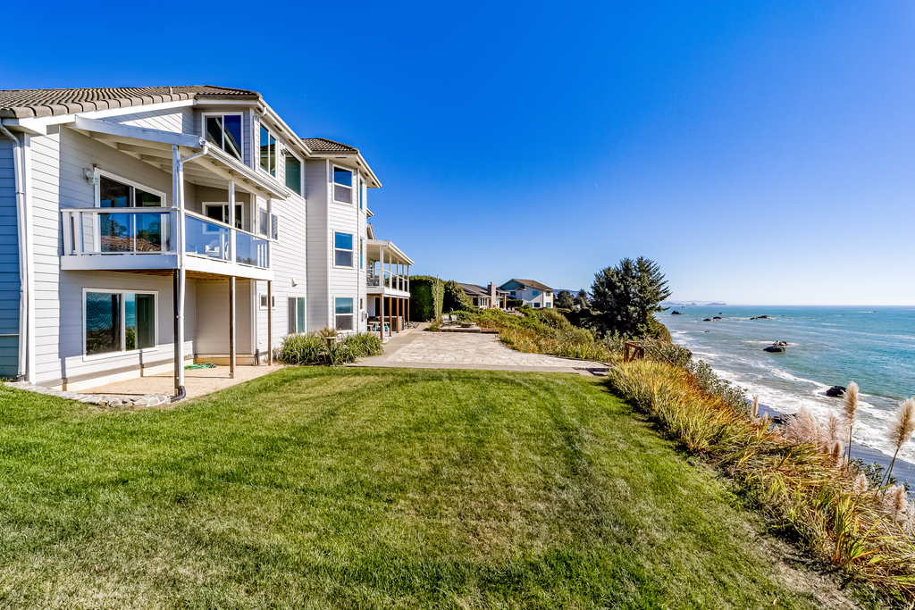 Gorgeous oceanfront estate with amazing views & hot tub - steps to quiet beach  