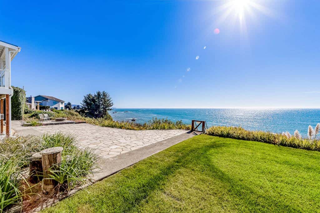 Gorgeous oceanfront estate with amazing views & hot tub - steps to quiet beach