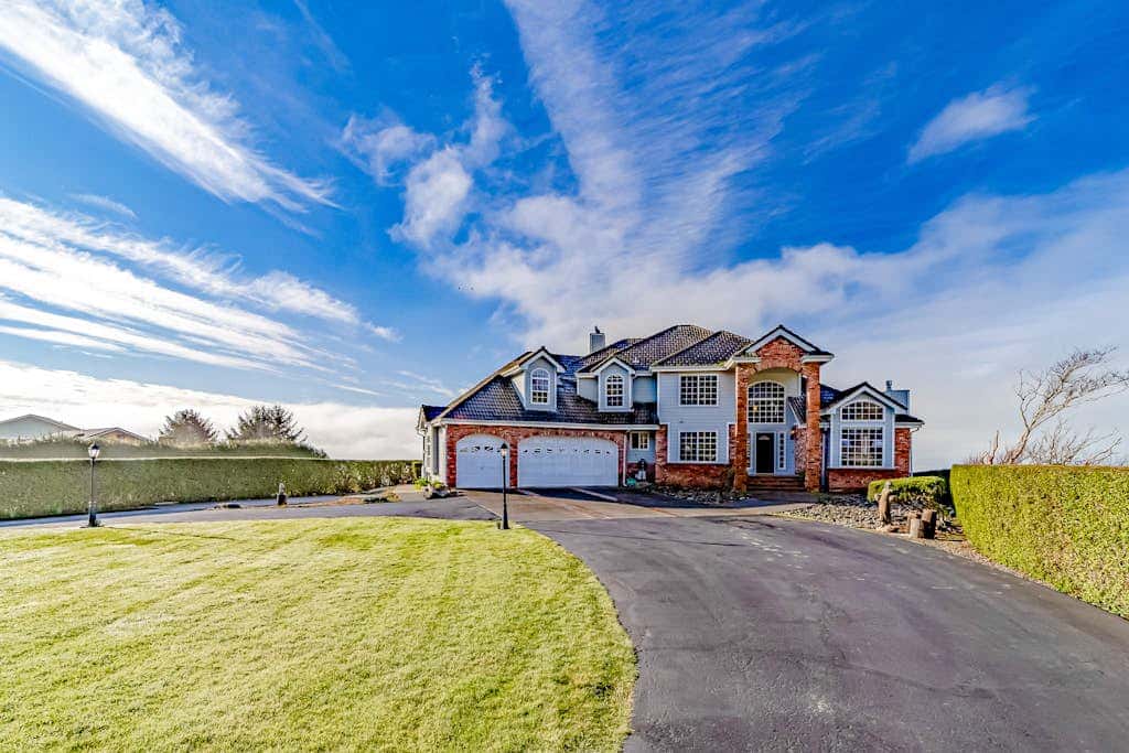 Gorgeous oceanfront estate with amazing views & hot tub - steps to quiet beach