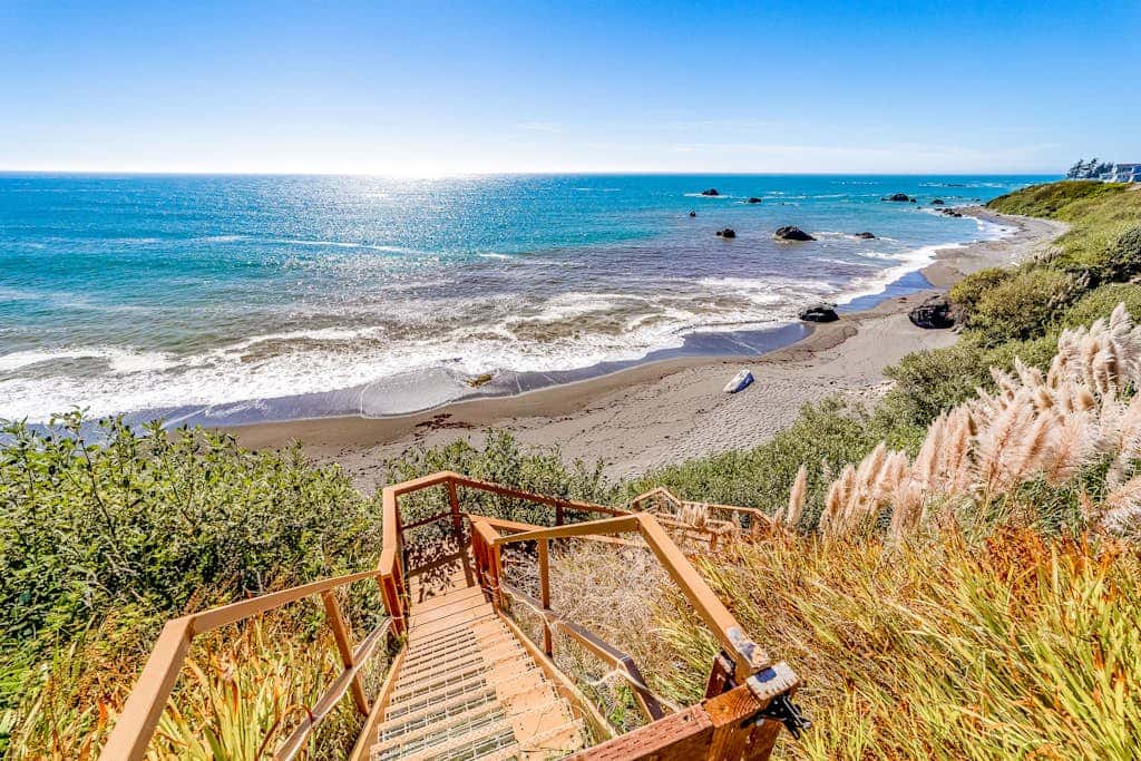 Gorgeous oceanfront estate with amazing views & hot tub - steps to quiet beach