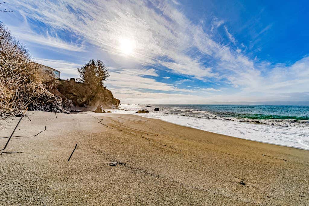 Gorgeous oceanfront estate with amazing views & hot tub - steps to quiet beach