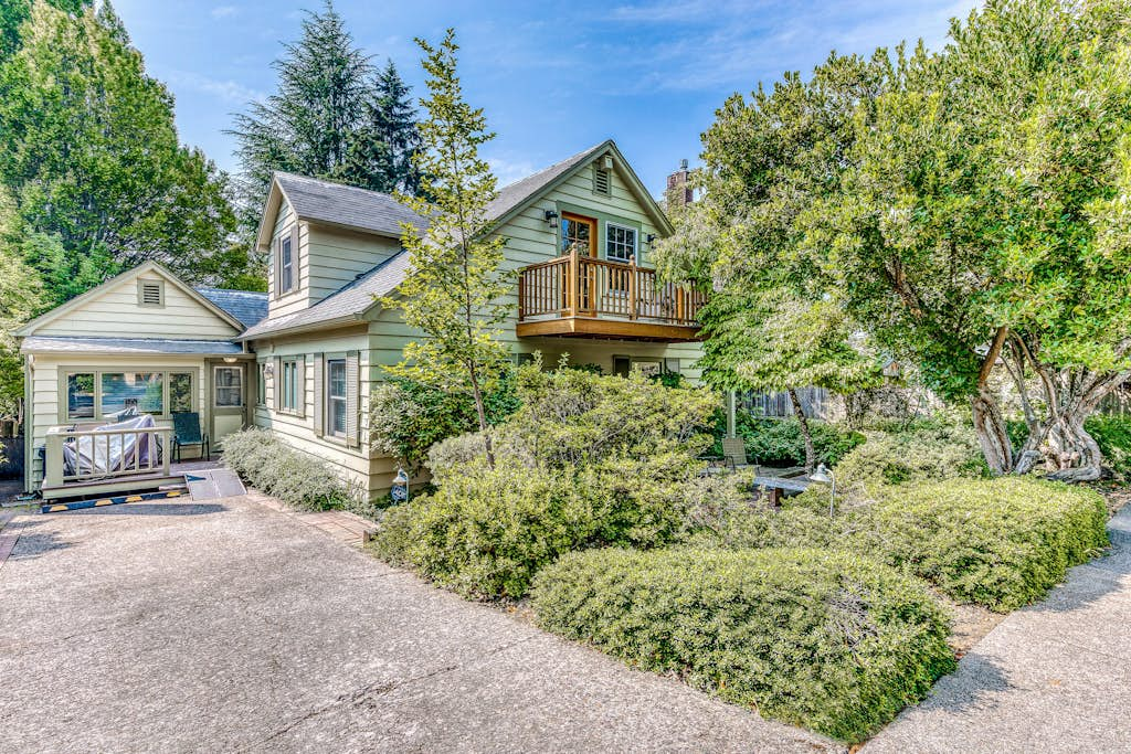 Classic, Dog-Friendly Home with Free WiFi, a washer&dryer, & Enclosed Backyard