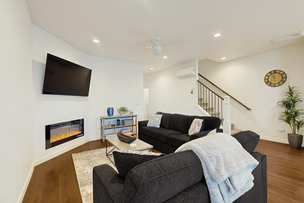 Beautiful, Spacious Townhome close to downtown & UO, with WiFi, AC, Fireplace