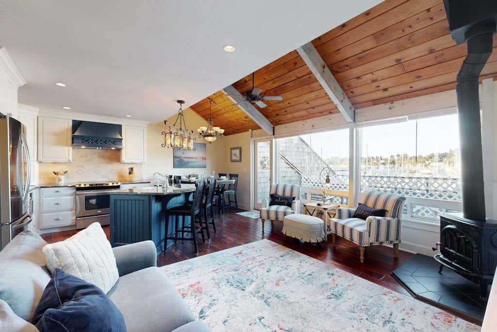 Waterfront condo with bay views & shared gym - dog-friendly