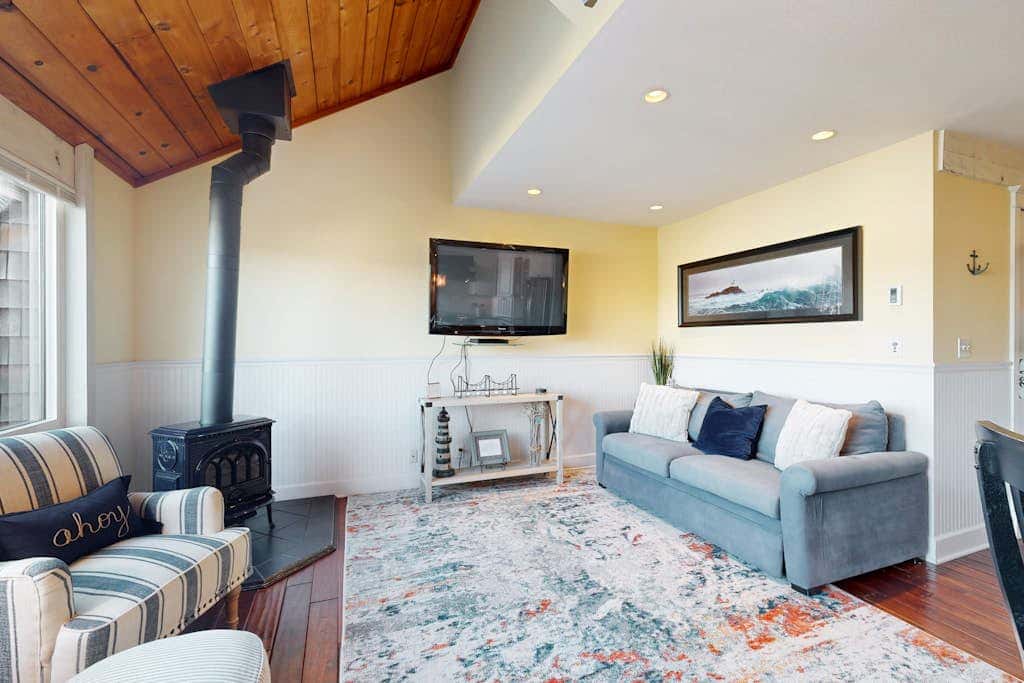 Waterfront condo with bay views & shared gym - dog-friendly