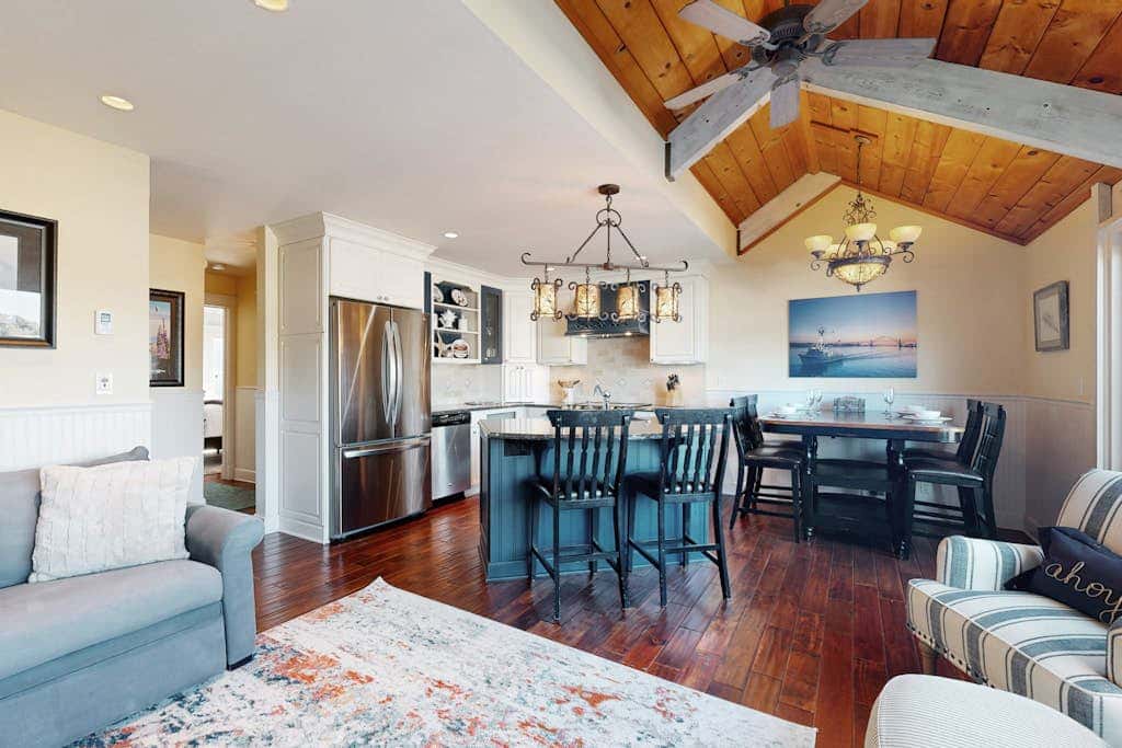Waterfront condo with bay views & shared gym - dog-friendly