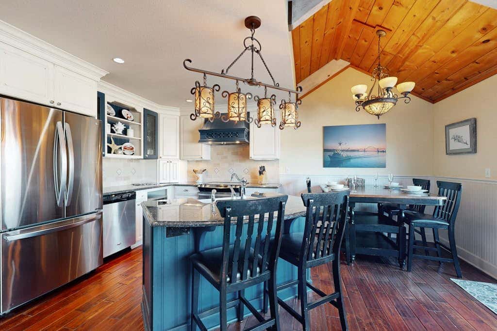 Waterfront condo with bay views & shared gym - dog-friendly