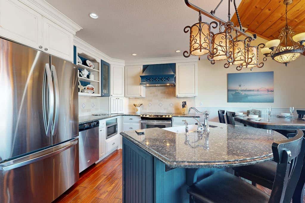 Waterfront condo with bay views & shared gym - dog-friendly