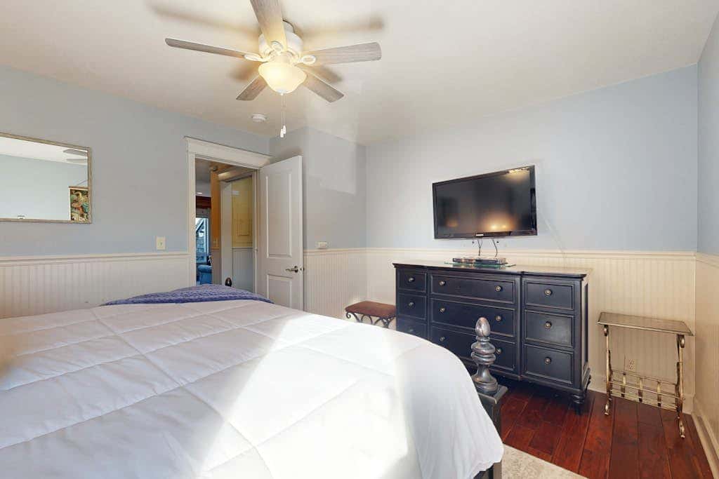 Waterfront condo with bay views & shared gym - dog-friendly