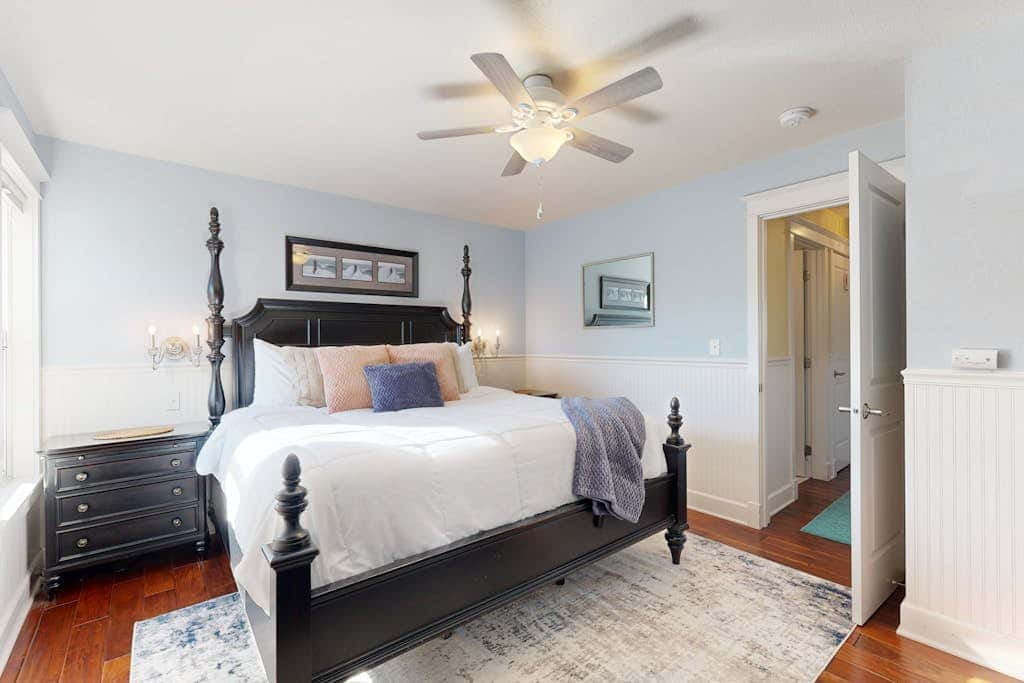 Waterfront condo with bay views & shared gym - dog-friendly