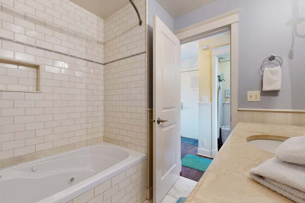 Waterfront condo with bay views & shared gym - dog-friendly