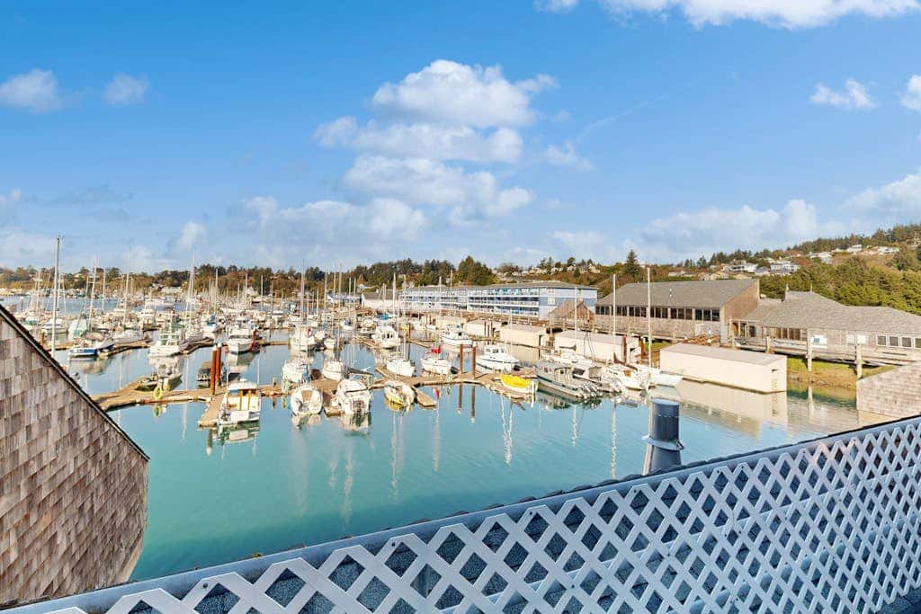 Waterfront condo with bay views & shared gym - dog-friendly