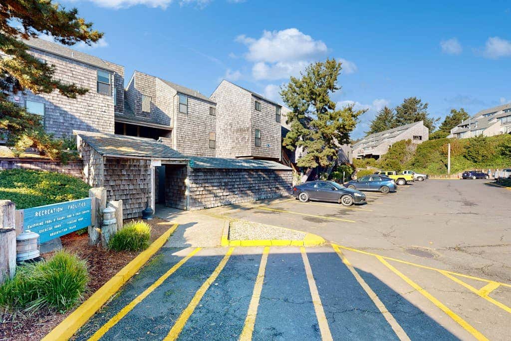Waterfront condo with bay views & shared gym - dog-friendly