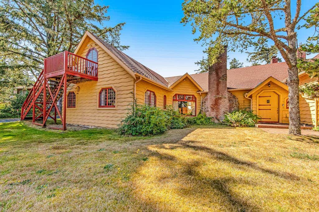 Dog-Friendly Home with Sea Views on Little Beach and Half-Mile to the Ocean