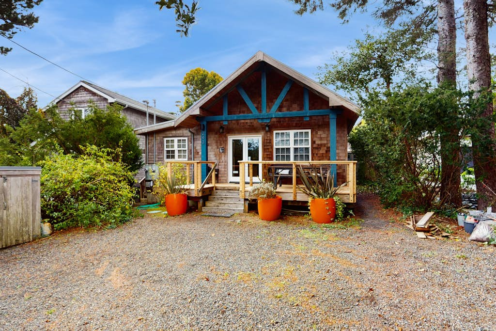 Cozy family friendly cottage near ocean with loft, washer&dryer and WIFI