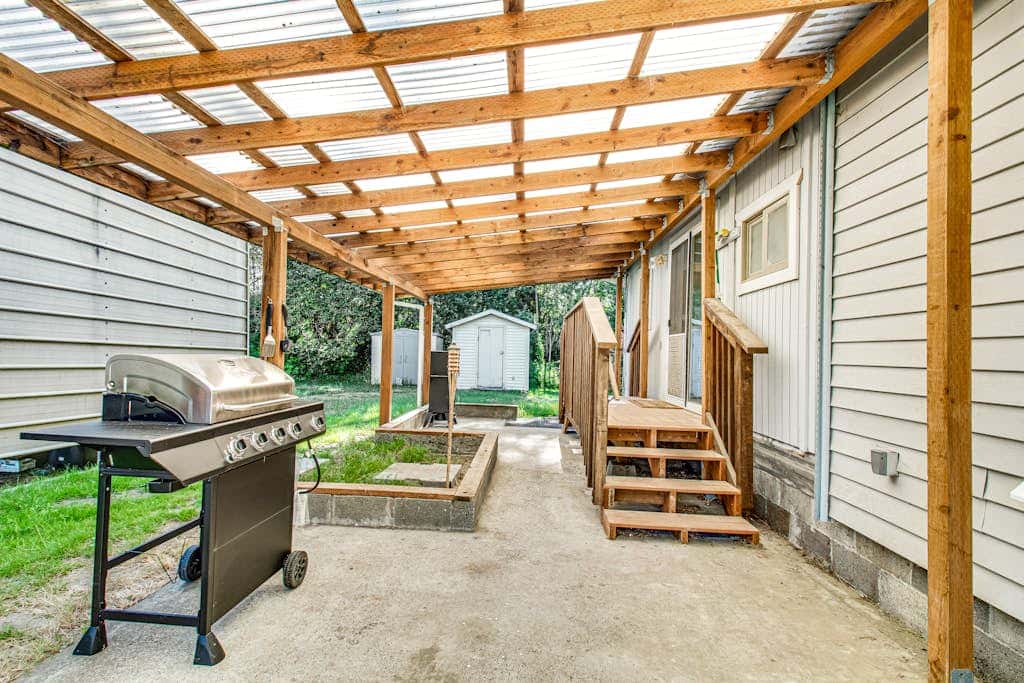 Single-level home with firepit & gas fireplace - walk to the beach, 3 dogs OK