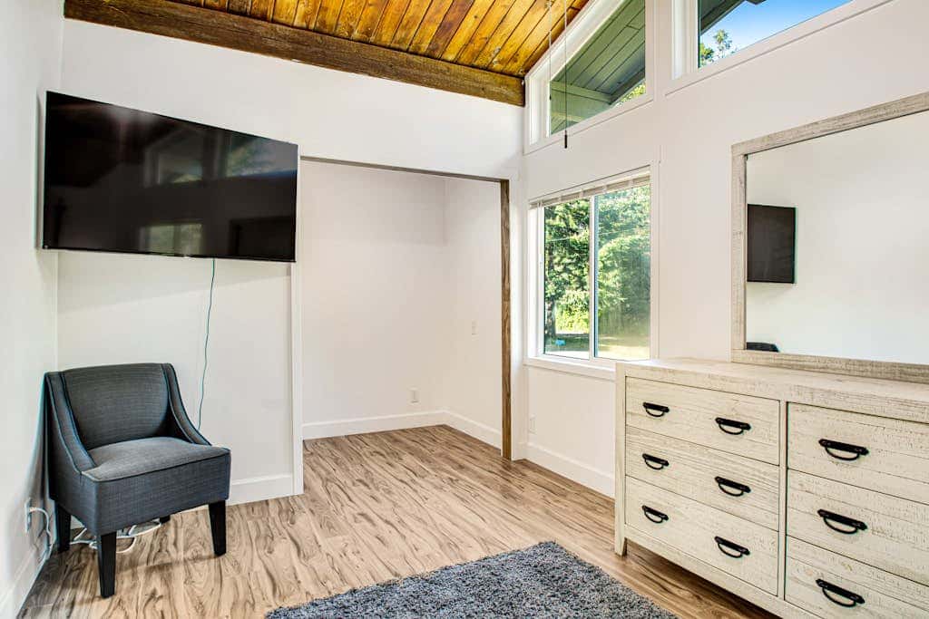 Single-level home with firepit & gas fireplace - walk to the beach, 3 dogs OK