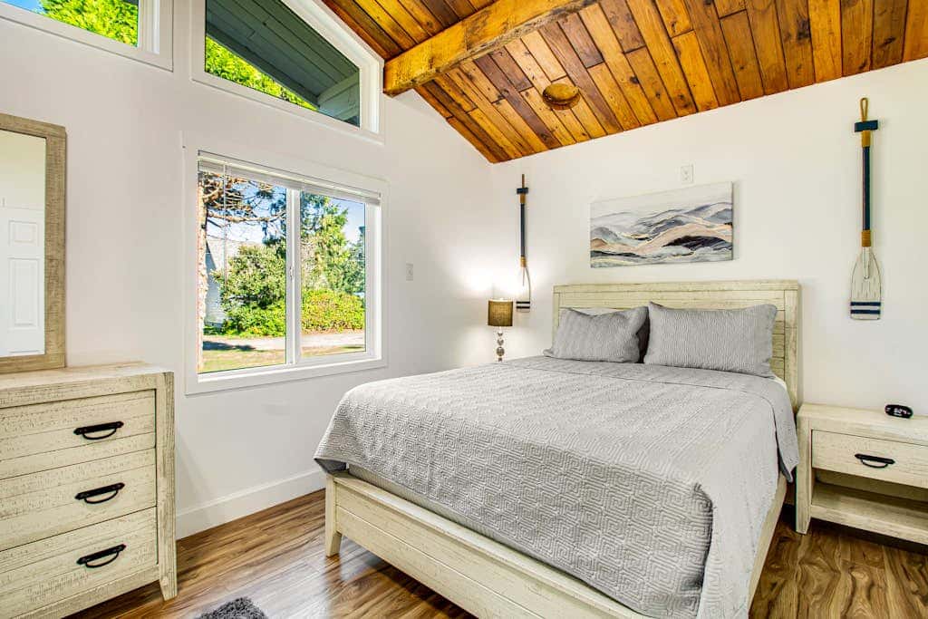 Single-level home with firepit & gas fireplace - walk to the beach, 3 dogs OK
