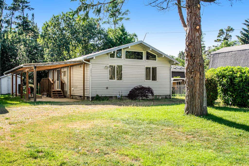 Single-level home with firepit & gas fireplace - walk to the beach, 3 dogs OK