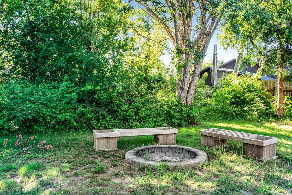 Single-level home with firepit & gas fireplace - walk to the beach, 3 dogs OK
